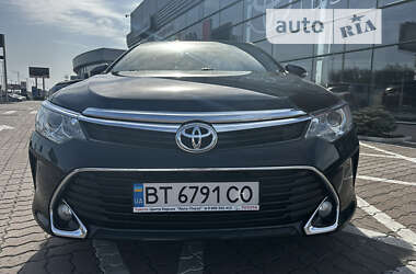 Седан Toyota Camry 2016 в Киеве