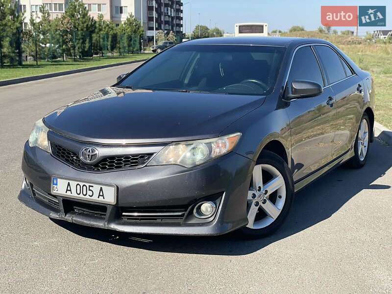 Седан Toyota Camry 2013 в Днепре