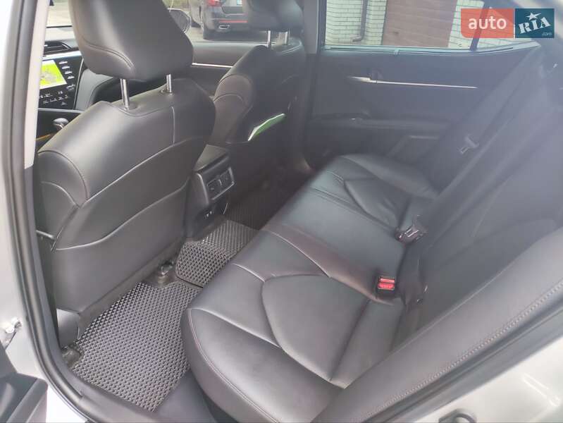 Седан Toyota Camry 2019 в Хмельницком