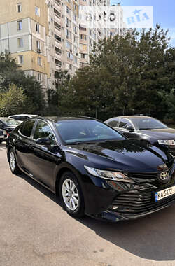 Седан Toyota Camry 2018 в Киеве