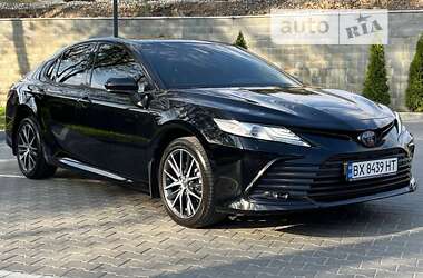 Седан Toyota Camry 2023 в Хмельницькому