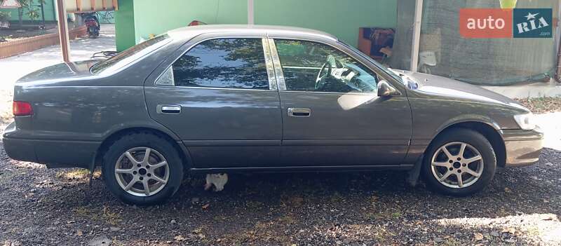 Седан Toyota Camry 2000 в Царичанке