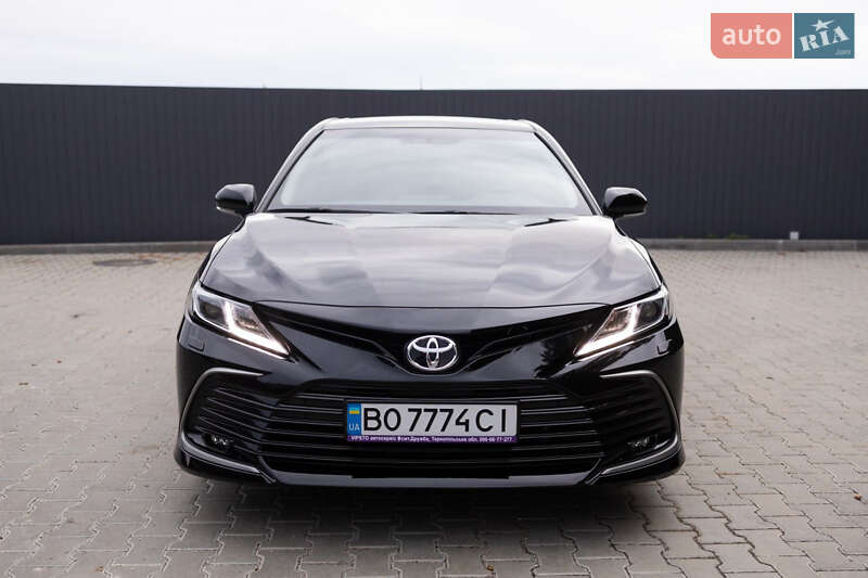 Седан Toyota Camry 2022 в Тернополе