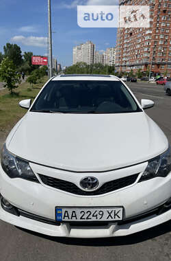 Седан Toyota Camry 2013 в Києві