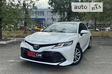 Седан Toyota Camry 2018 в Киеве