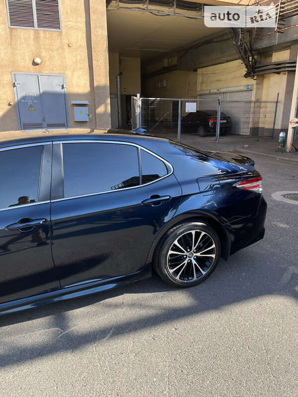 Седан Toyota Camry 2019 в Кривом Роге