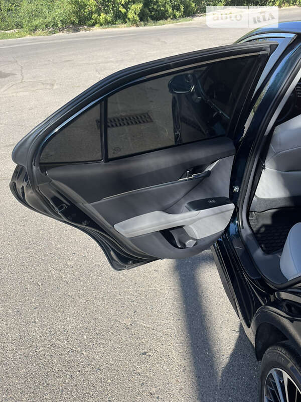 Седан Toyota Camry 2019 в Кривом Роге