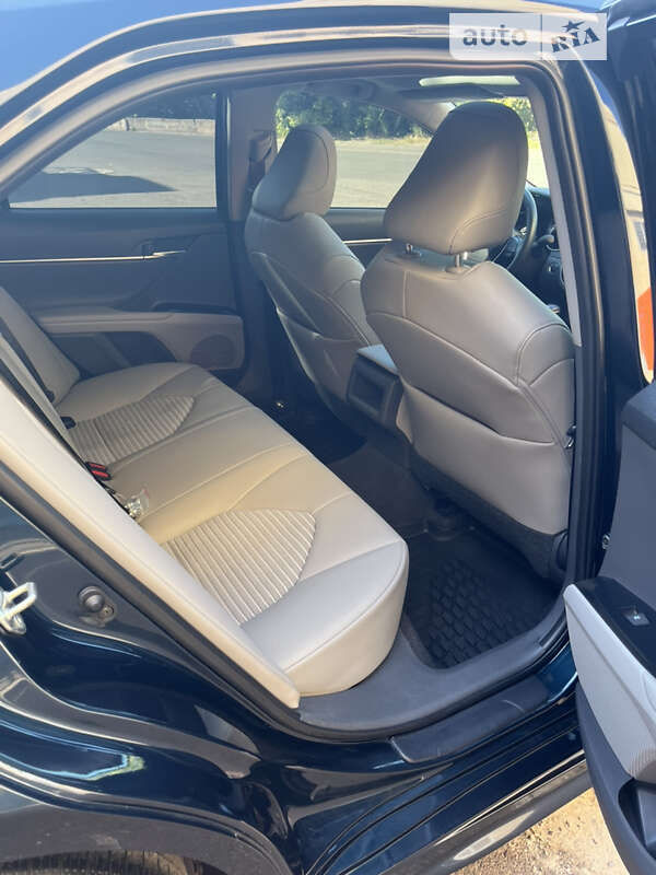 Седан Toyota Camry 2019 в Кривом Роге