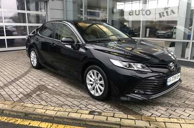 Седан Toyota Camry 2019 в Киеве