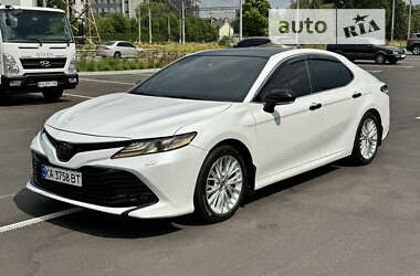 Седан Toyota Camry 2017 в Киеве