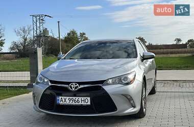 Седан Toyota Camry 2015 в Ужгороді