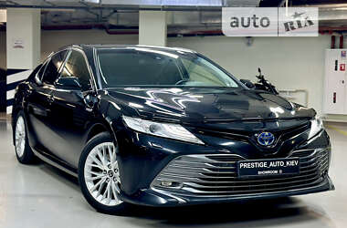 Седан Toyota Camry 2019 в Киеве