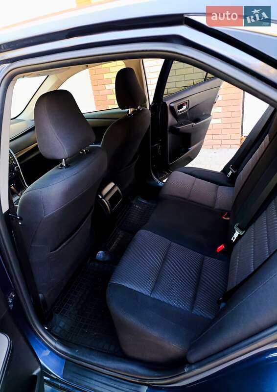 Седан Toyota Camry 2015 в Кременчуге
