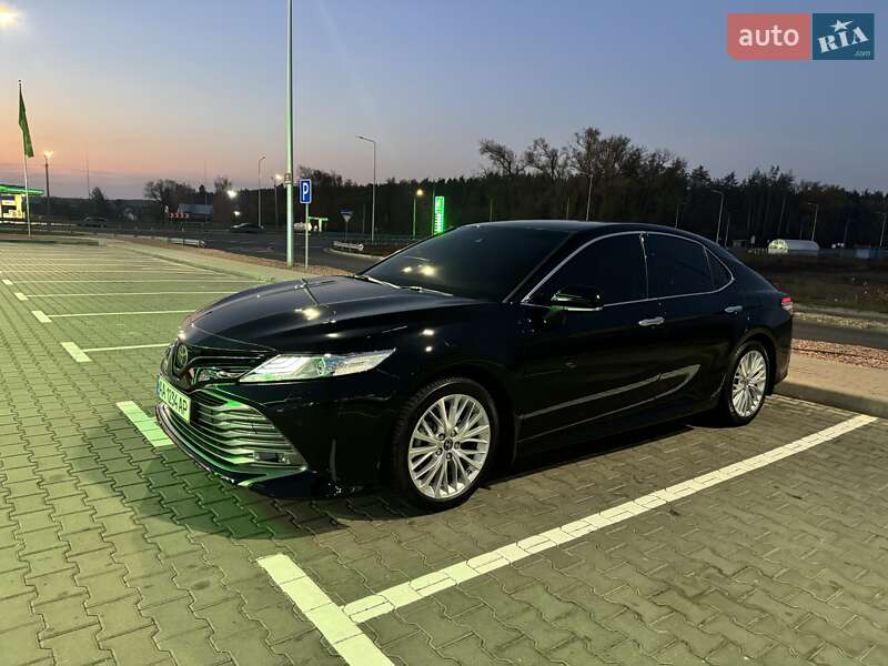 Седан Toyota Camry 2018 в Києві