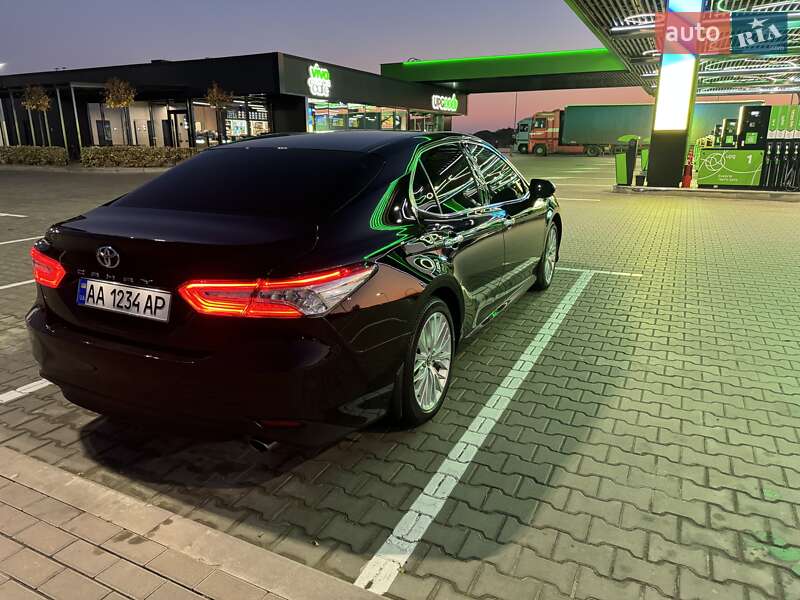 Седан Toyota Camry 2018 в Києві
