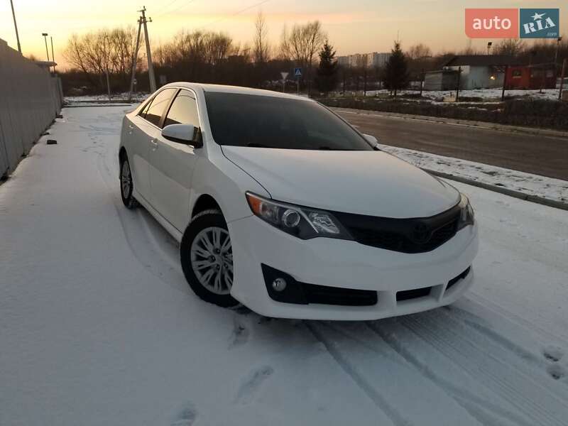 Седан Toyota Camry 2013 в Стрые