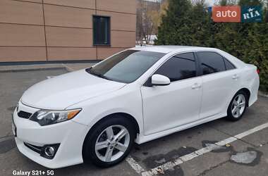 Седан Toyota Camry 2013 в Киеве