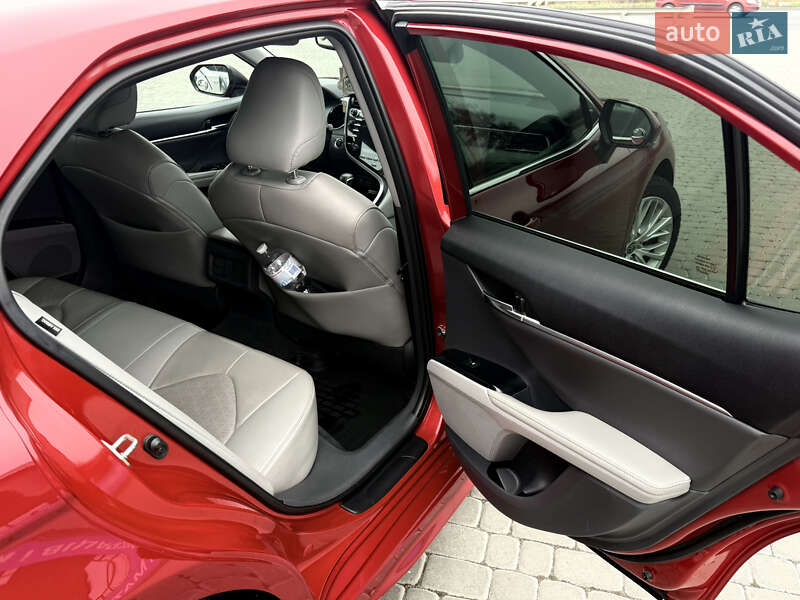 Седан Toyota Camry 2019 в Тернополе