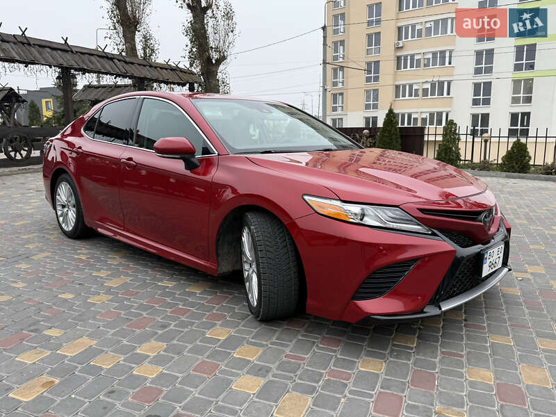 Седан Toyota Camry 2019 в Тернополе