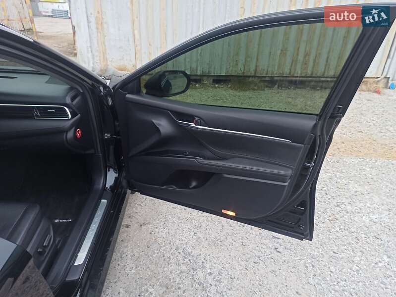 Седан Toyota Camry 2018 в Дніпрі