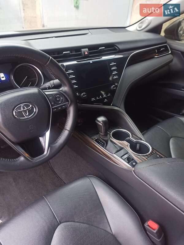 Седан Toyota Camry 2018 в Дніпрі