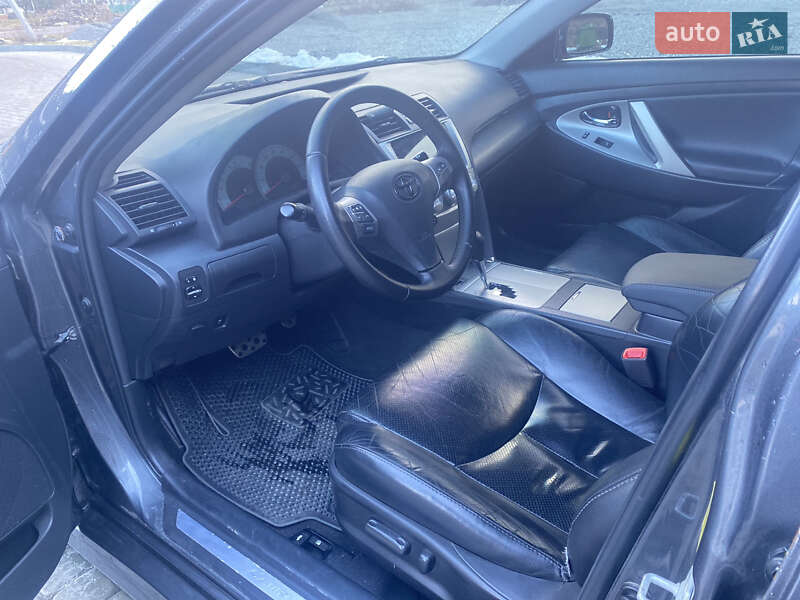 Седан Toyota Camry 2010 в Ивано-Франковске