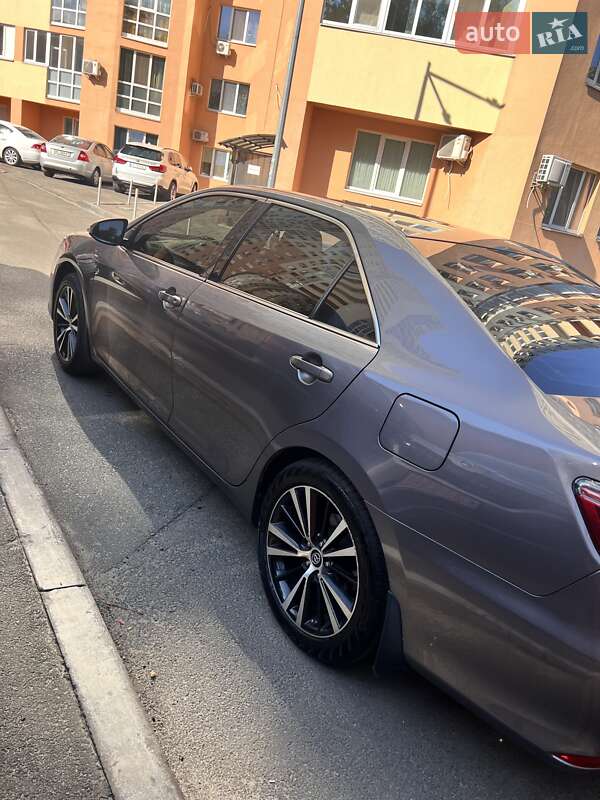 Седан Toyota Camry 2017 в Киеве