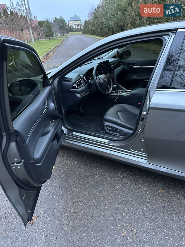 Седан Toyota Camry 2023 в Ровно