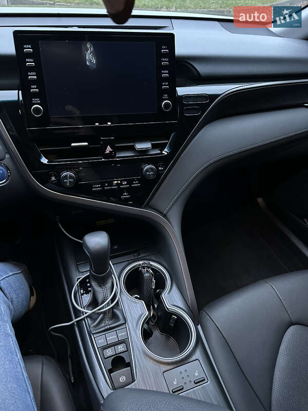 Седан Toyota Camry 2023 в Ровно