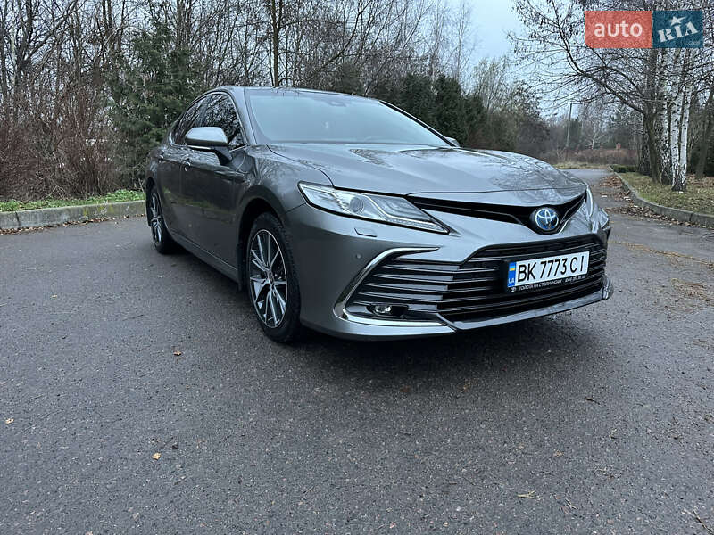 Седан Toyota Camry 2023 в Ровно