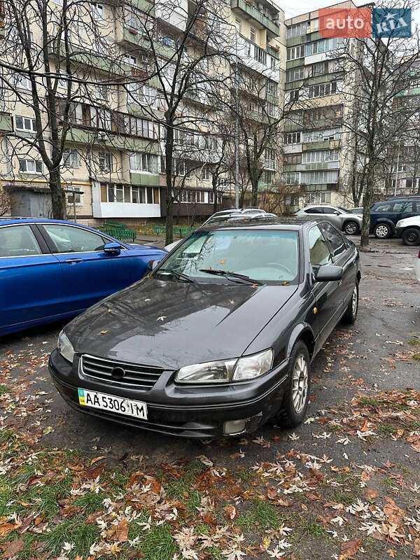 Седан Toyota Camry 1998 в Києві