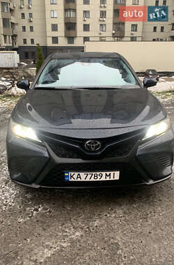 Седан Toyota Camry 2020 в Києві