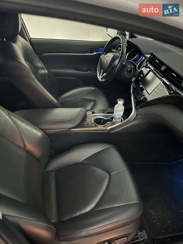 Седан Toyota Camry 2019 в Харькове
