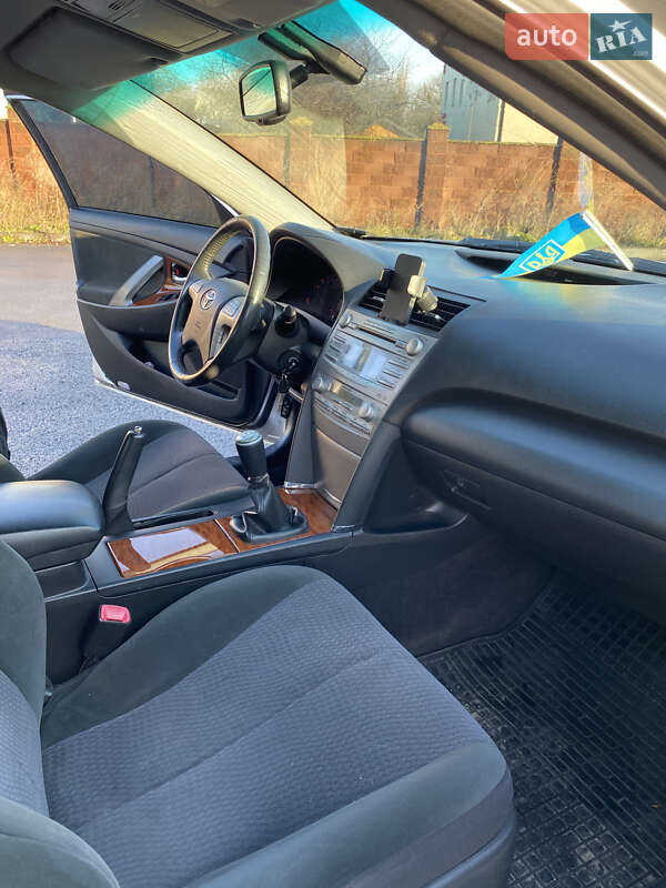 Седан Toyota Camry 2009 в Рівному