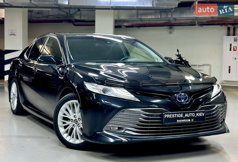 Седан Toyota Camry 2019 в Киеве