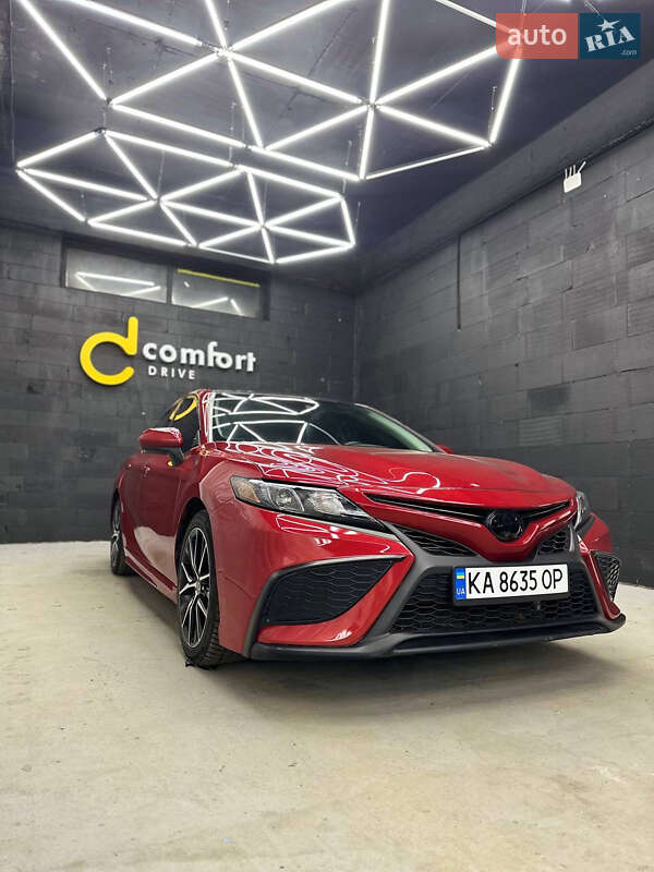 Седан Toyota Camry 2020 в Киеве