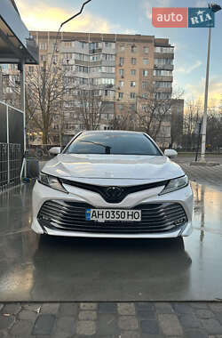 Седан Toyota Camry 2018 в Южному