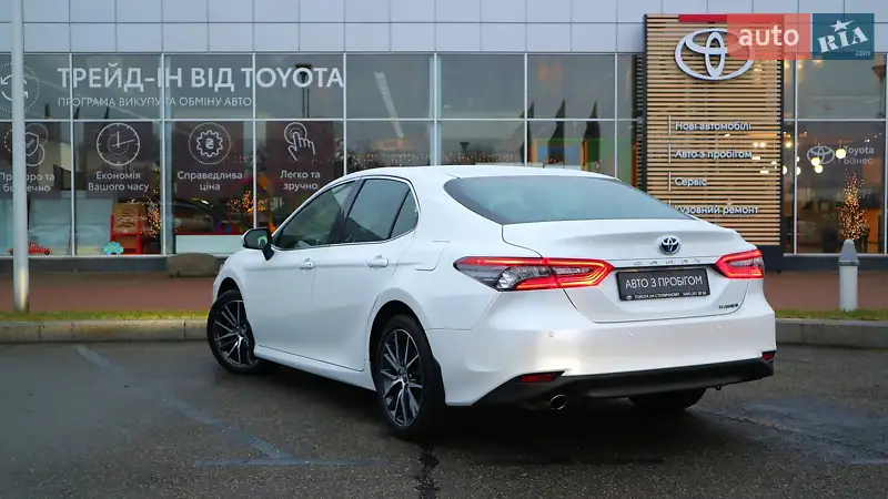 Седан Toyota Camry 2023 в 