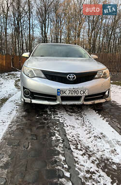 Седан Toyota Camry 2014 в Рівному