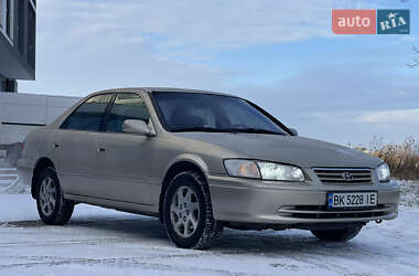 Седан Toyota Camry 2001 в Ровно