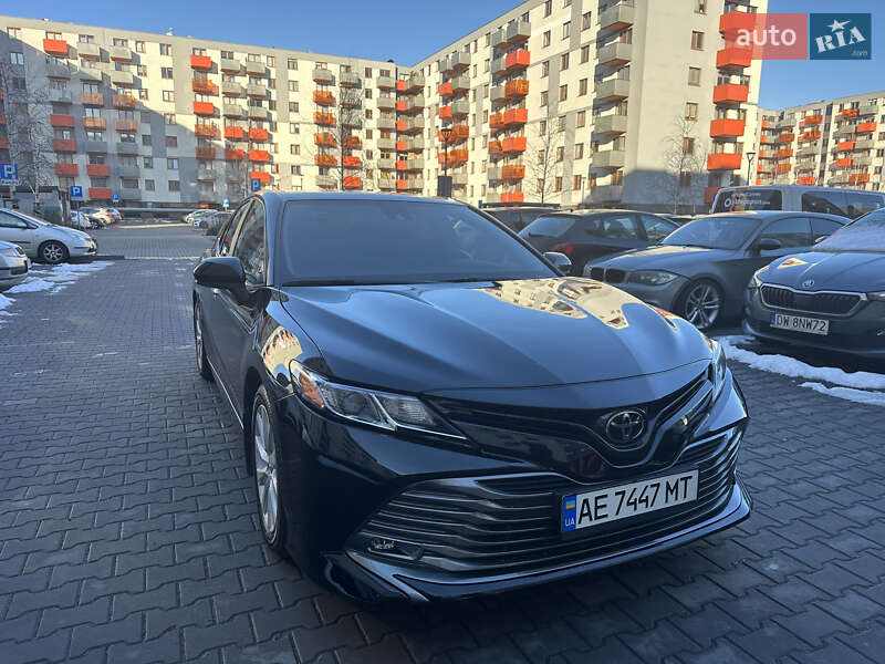 Седан Toyota Camry 2019 в Ужгороді