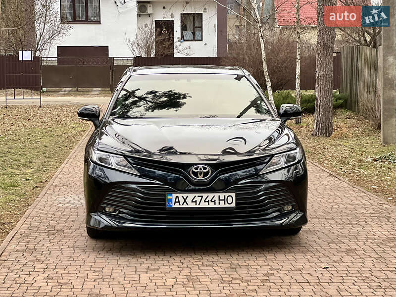Седан Toyota Camry 2019 в Киеве