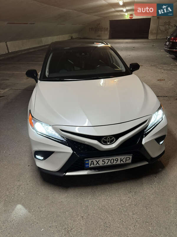 Седан Toyota Camry 2018 в Харкові