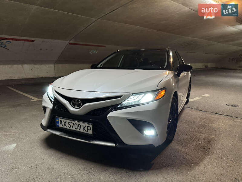 Седан Toyota Camry 2018 в Харкові