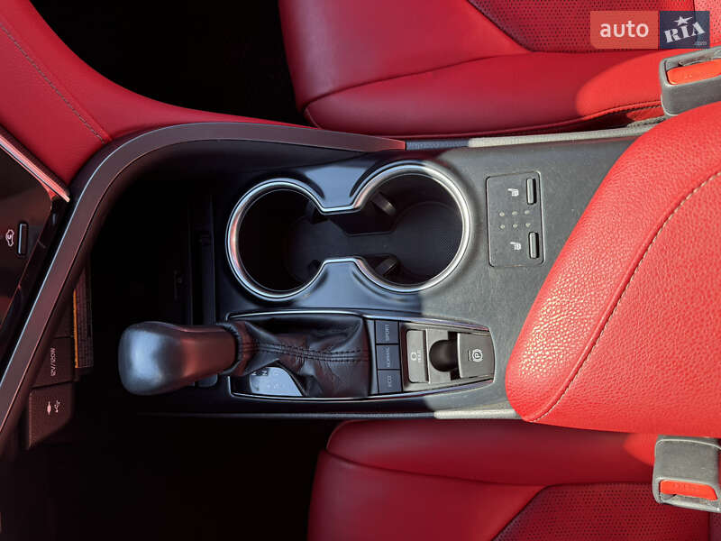 Седан Toyota Camry 2017 в Киеве