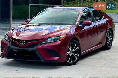 Седан Toyota Camry 2018 в Киеве