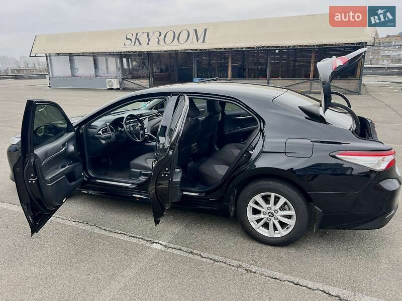 Седан Toyota Camry 2018 в Киеве
