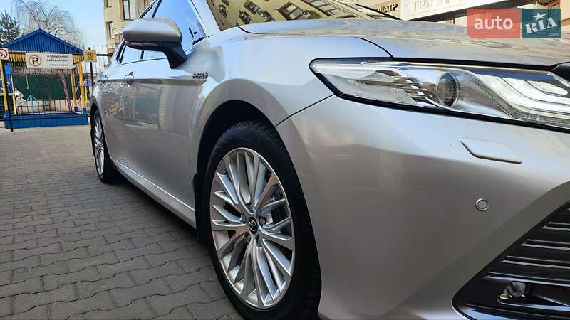 Седан Toyota Camry 2019 в Хмельницком