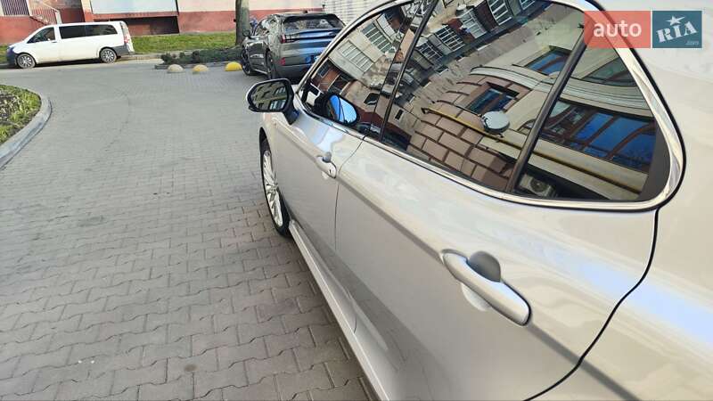 Седан Toyota Camry 2019 в Хмельницком
