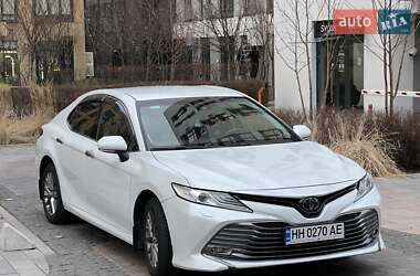 Седан Toyota Camry 2018 в Киеве